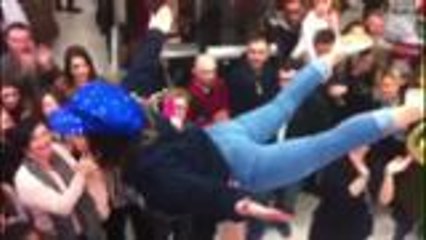 Un flash mob de Noël à Auchan Châteaubernard