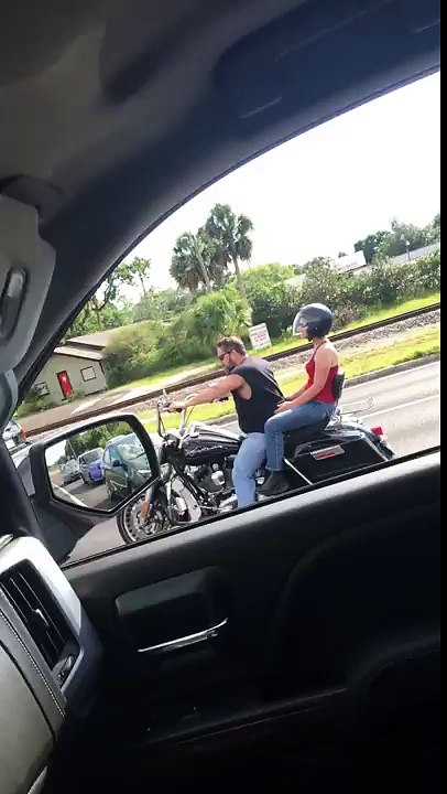 Une voiture grimpe sur une moto (Road Rage)