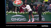 Roland-Garros 2016 : Novak Djokovic se promène sur le court Central sous un parapluie (Vidéo)