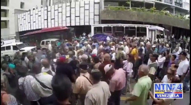 Efectivos policiales reprimieron protesta de personas de la tercera edad