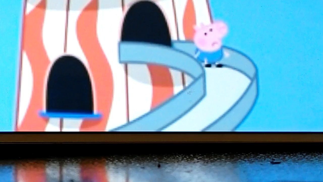 George Peppa Pig Crying in Funfair Pausing