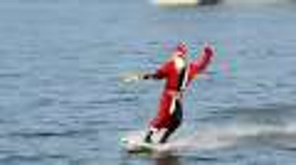 Le père Noël surfe sur le plan d'eau de Saint Yrieix