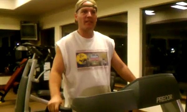 الجري بسرعه جنونية باستخدام مشاية كهربائية -treadmill - شركة هاي فتنس للاجهزة الرياضية