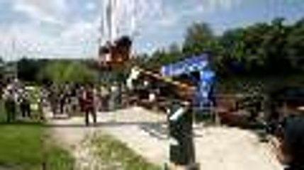 Chargement du canon de l'Hermione sur la gabare à Port l'Houmeau