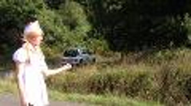 Rallye des Remparts, Alex et sa bande réservent un accueil chaleureux aux autos.