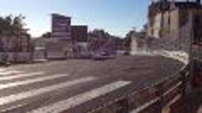 Remparts, la Porsche de Damien Kohler, aux couleurs de la BD, dans le virage de la cathedrale.