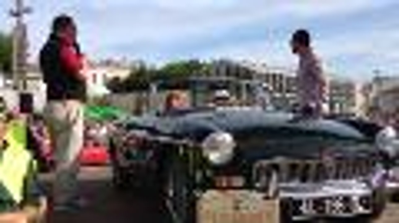 Remparts, la première voiture du Rallye sur le podium au Champ de Mars