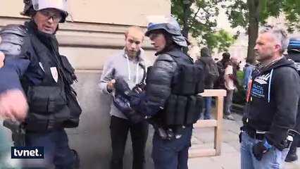 Fransız polisi tek tek sildirdi