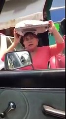 Joven quiso comprarle todas las empanadas a una mujer y así reaccionó