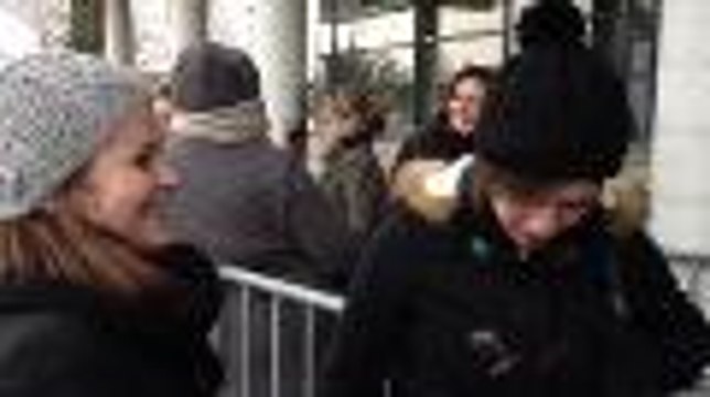 Les fans des BB brunes chantent avant le concert à la Nef