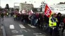 400 fonctionnaires manifestent pour réclamer des hausses de salaires