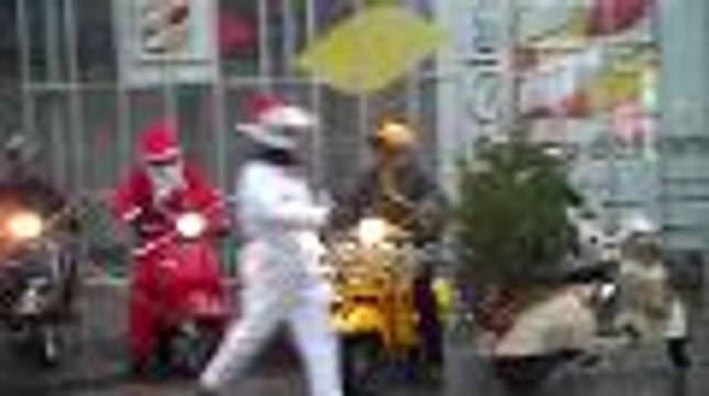 Pere Noël en Vespa dans les rues d'Angoulême