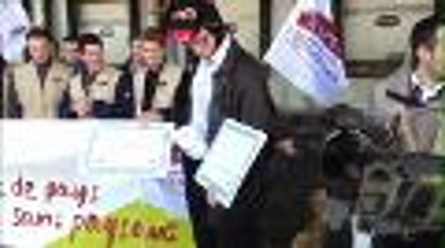 La bouse d'or à Surgères: un prix satirique autour de craintes bien réelles, remis aux agriculteurs