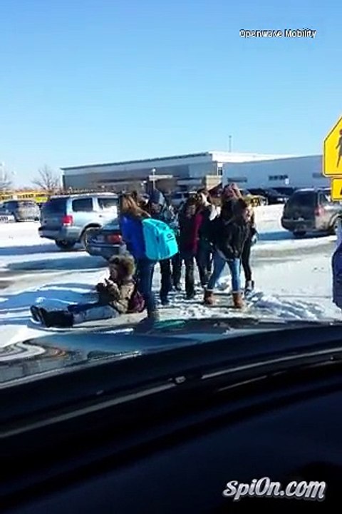 Il rigole des chutes des enfants sur la glace