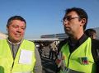 Deux profs en rappel sur la façade de Marguerite-de-Valois