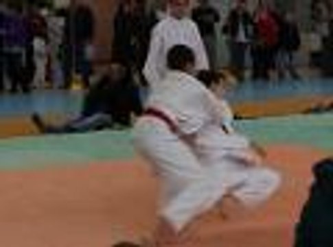 Marie-Claire Restoux encourage les jeunes judokas