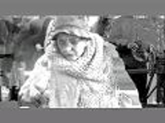 Carmen Cru s'en prend aux passants bulle champ-de-mars