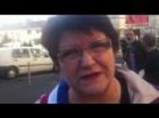 Les élus manifestent devant la Poste (vidéo Ismaël Karroum)