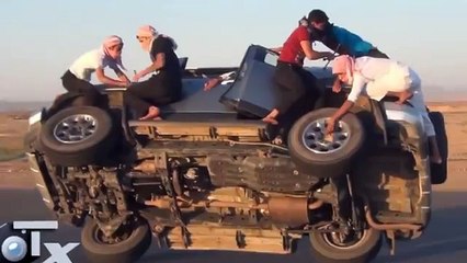 Mira cómo estos jóvenes cambiaron una llanta con el auto en movimiento