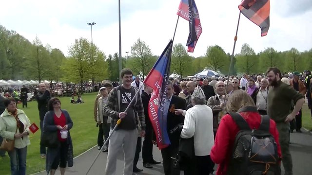 Линдерман с флагом в день Победы в Риге 9 5 2014