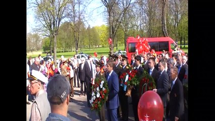 Ушаков несёт венок 9 мая 2011 с ленточками