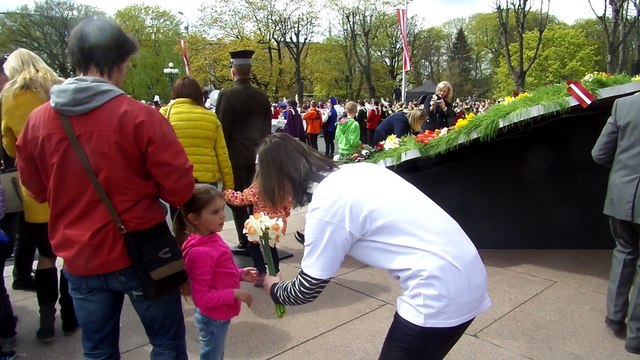 у памятника Свободе 4 мая 2015