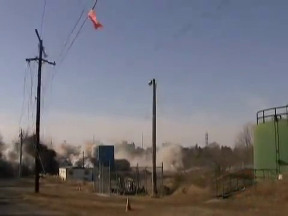Destruction ratée d'une cheminée... Sur les lignes électriques ! FAIL