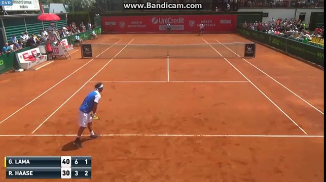 Ce joueur de tennis se moque des cris de son adversaire en plein match