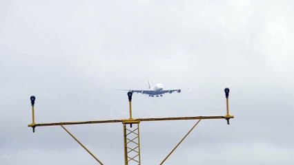 Amazing cross-wind landing by Emirates aircraft at Manchester airport.