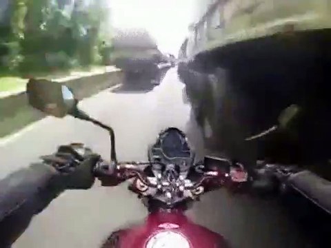 Breathtaking Fast and Dangerous Lane Splitting - Idiot Rider At Traffic