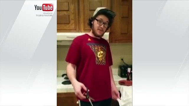 Un fan des Cavs mange son t-shirt après la victoires des Warriors