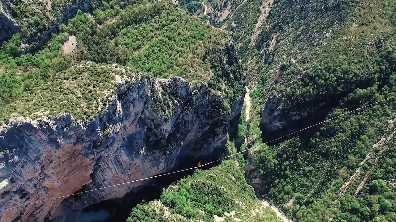 İki dağ arasında iple 1 km yürüyerek dünya rekoru kıran adam
