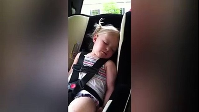 Cette fillette se reveille en dansant dès qu'elle entend sa chanson favorite