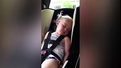 Cette fillette se reveille en dansant dès qu'elle entend sa chanson favorite