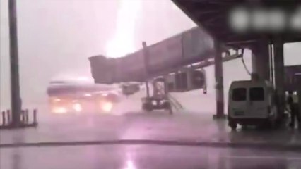 Quand la foudre tombe sur un avion dans un aéroport en pleine tempête !