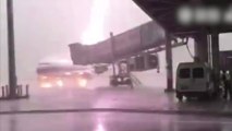 Quand la foudre tombe sur un avion dans un aéroport en pleine tempête !