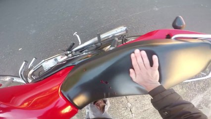 Ce motard frôle une benne sur le coté de la route et s'ouvre le coté de la jambe !