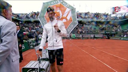 Télécharger la video: Quand Novak Djokovic danse sous la pluie sur le Central en plein Roland-Garros 2016