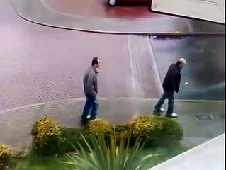Réaction débile de 2 conducteurs en glissade sur le verglas... On saute de la caisse!!!