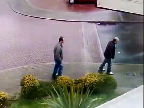 Réaction débile de 2 conducteurs en glissade sur le verglas... On saute de la caisse!!!