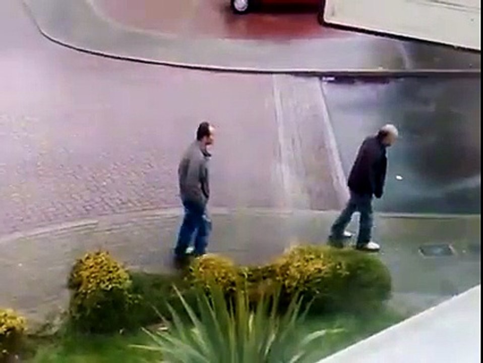 Réaction débile de 2 conducteurs en glissade sur le verglas... On saute de la caisse!!!