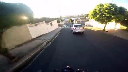 Instant karma pour un motard en colère
