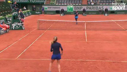 Svitolina défend sur le dessus du filet