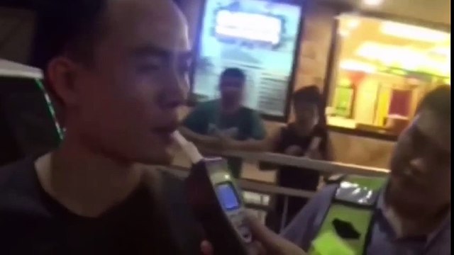 Un control de alcoholemia de risa: chino ebrio se ríe de la policía