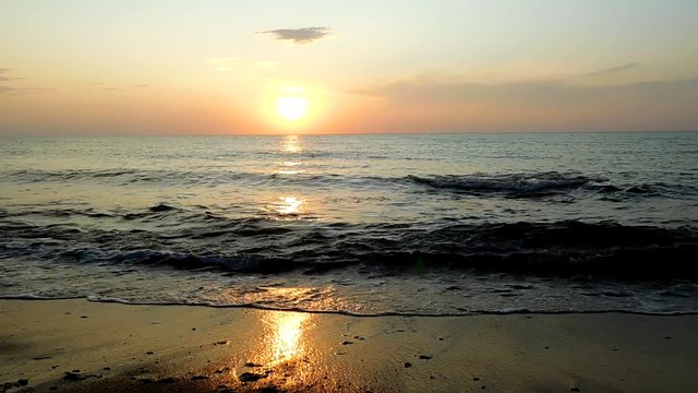 Море, закат в конце мая.