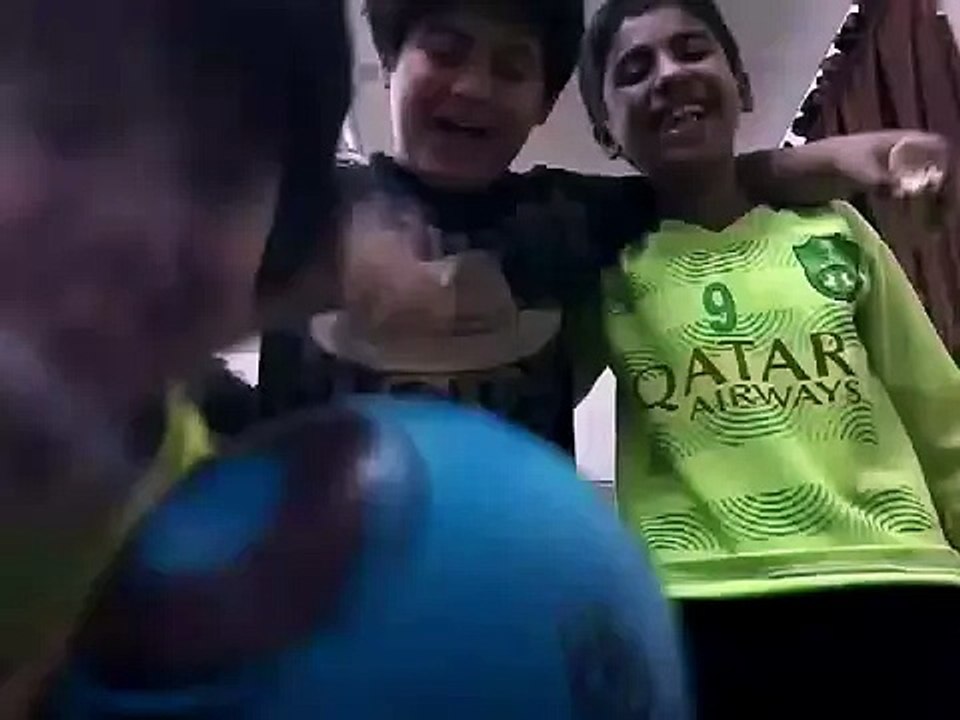 اطفال يلعبو كوره وجلدهم عمهم (لايفوووووووتكم)