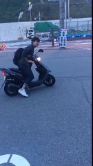 【事故】DQNがノーヘルでフェンスに突っ込み破壊する