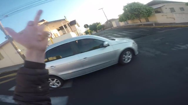 Un motard se fait rattraper par le karma