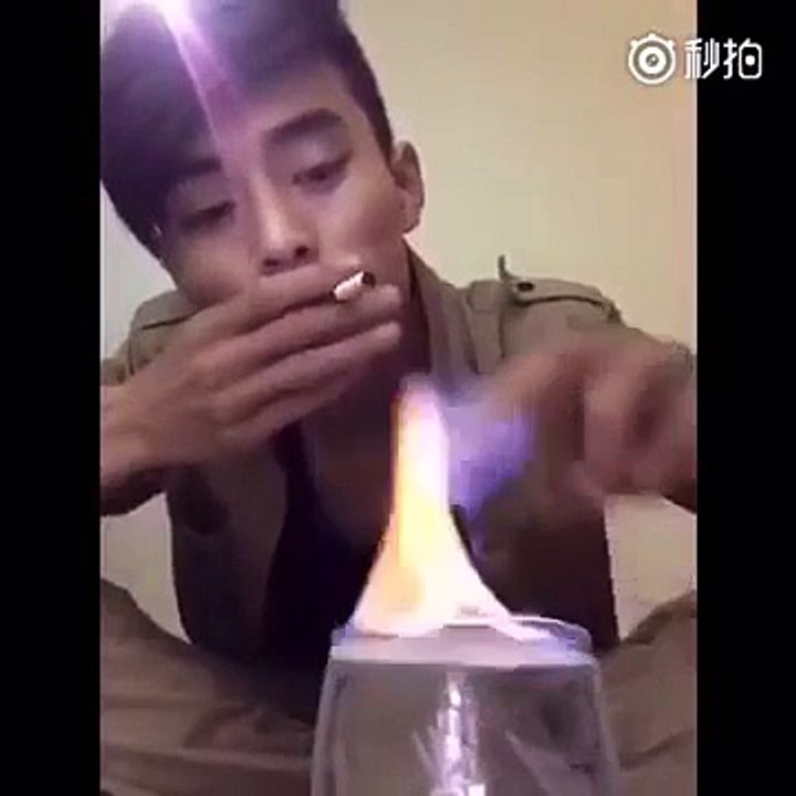 Ce jeune a oublié que le feu, ça brule !