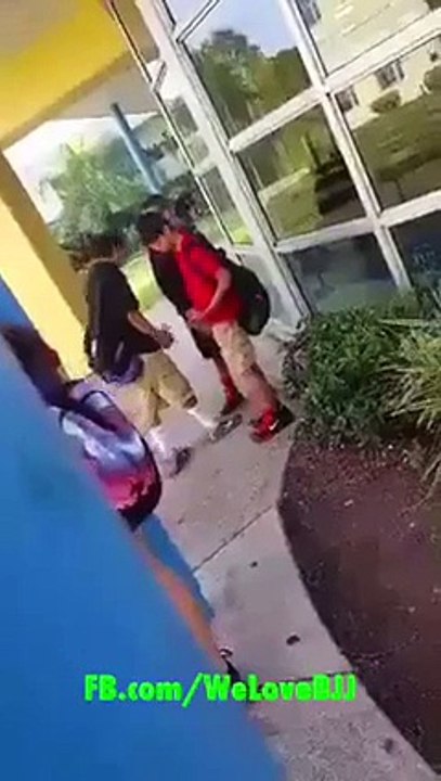 Un écolier qui pratique le MMA remet en place un emmerdeur !
